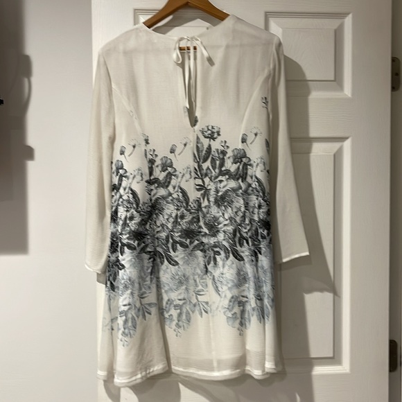 Dress kimchi blue. White with flowers medium 100 polyester good condition - Picture 2 of 8